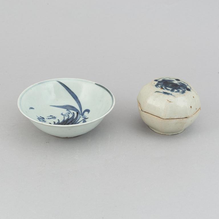 A blue and white dish and a box with cover, Ming dynasty (1368-1644).