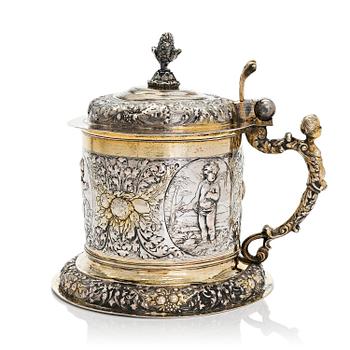 A parcel-gilt tankard, presumably German, with indistinct marks, around the turn of the 17th/18th century. Baroque.