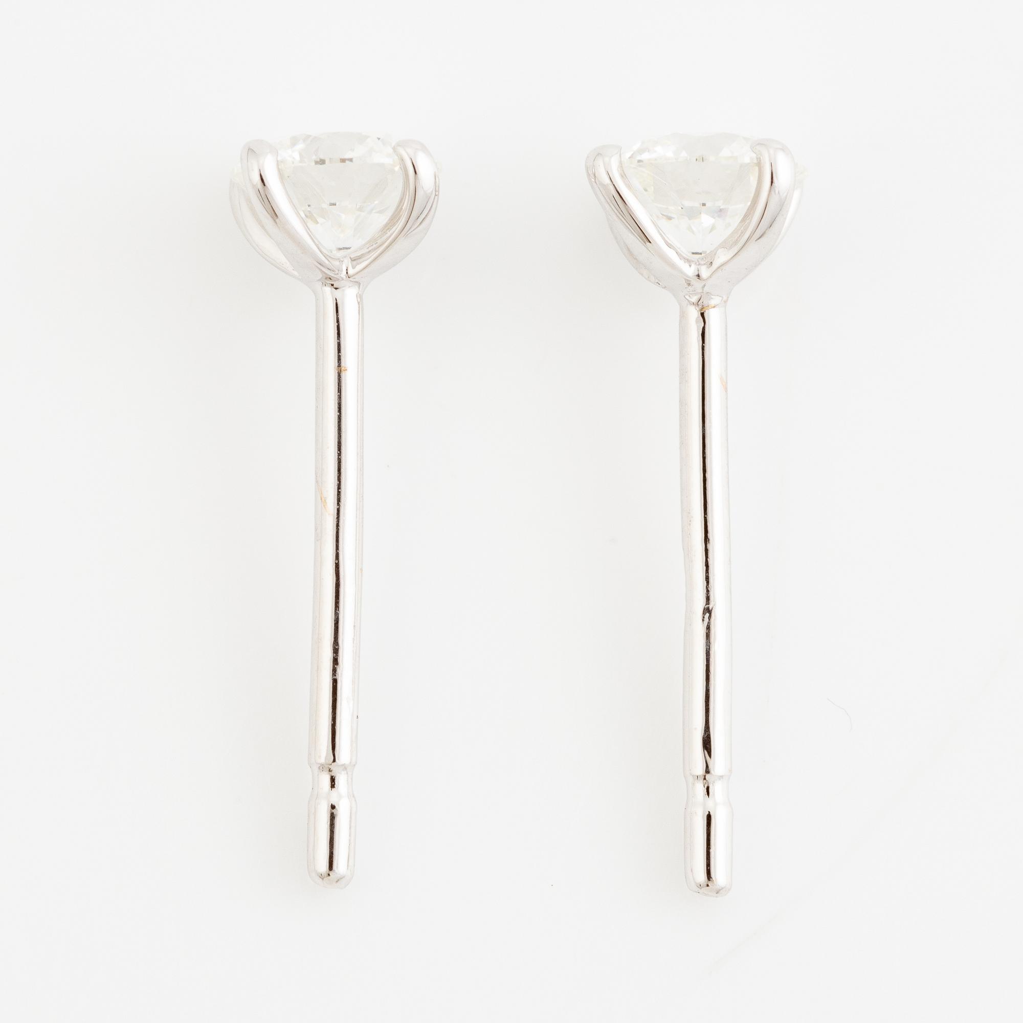 Earrings 18K white gold set with brilliant-cut diamonds accompanied by GIA dossier.