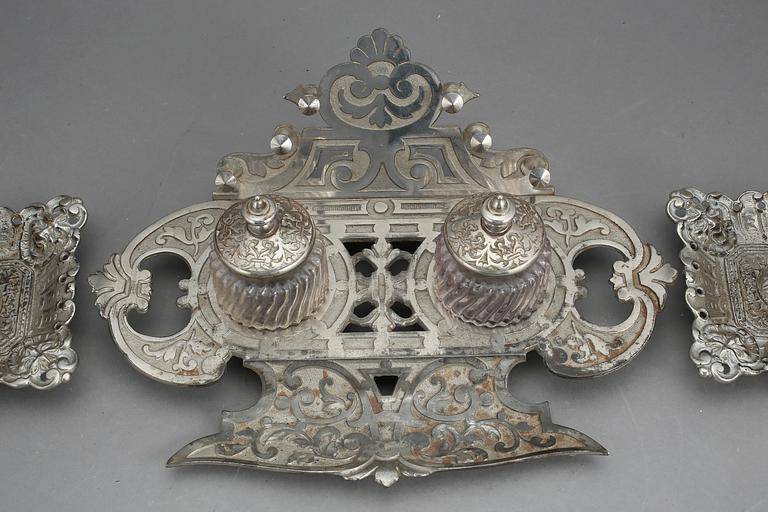 SKRIVBORDSUPPSATS, 3 delar, förnicklat gjutjärn, Jernbolaget Eskilstuna, tidigt 1900-tal.