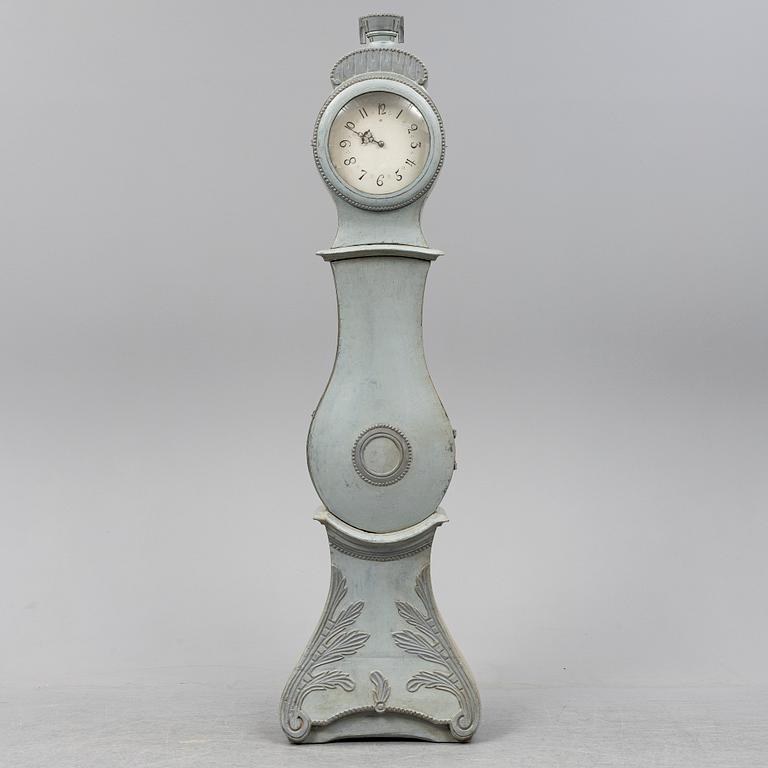 A longcase clock, 18th/19th Century.