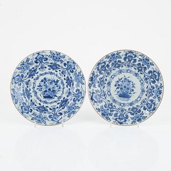 A pair of blue and white plates, Qing dynasty, early 18th Century.