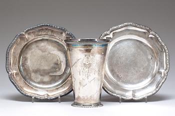 TALLRIKAR, ett par, och BÄGARE, silver.