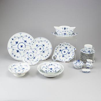 ROYAL COPENHAGEN, 100 psc porcelaine 'Musselmalet'.