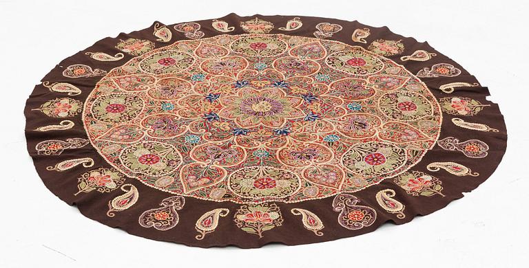 Antikt Rascht Broderi. Persien (Iran). Diameter 119 cm.
