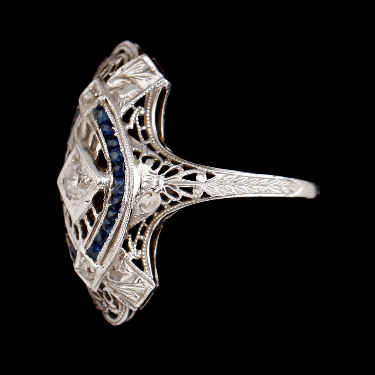 RING, 18 k vitguld, diamanter samt safirer, tidigt 1900-tal.