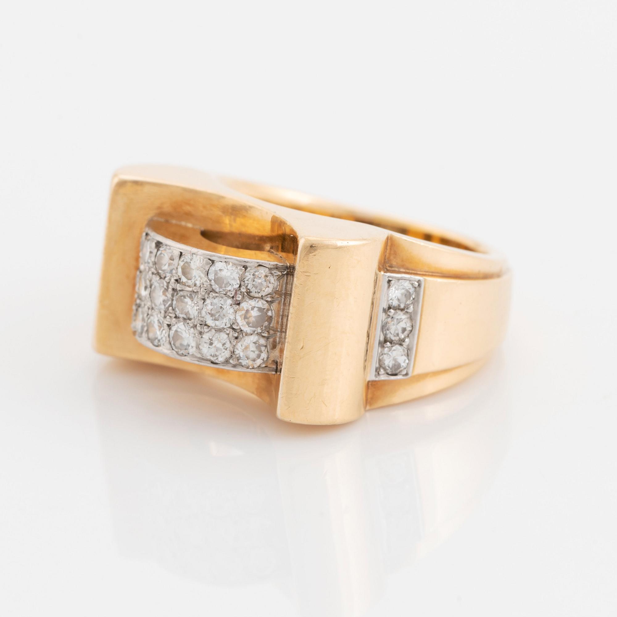 An 18K gold Van Cleef & Arpels ring set with round brilliant-cut diamonds.