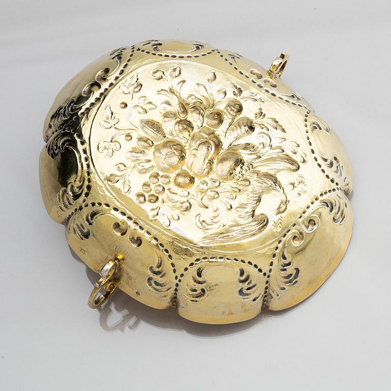 Konfektskål, förgyllt silver. Otydlig mästarstämpel, möjligen Theodor Menth (verksam 1685-1700), Augsburg. Barock.