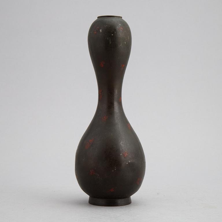 A 'doubble gourd' Japanese bronze vase, Edo-period (1603-1868), 19th century.