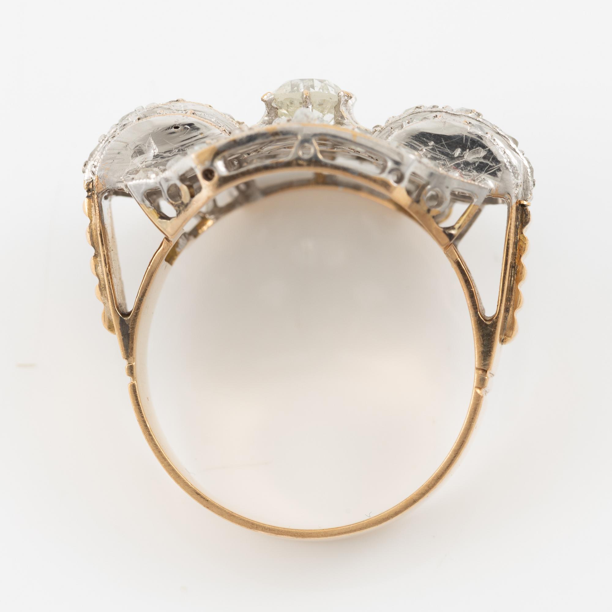 Ring in 18K gold and platinum set with an old-cut diamond and rose-cut diamonds.