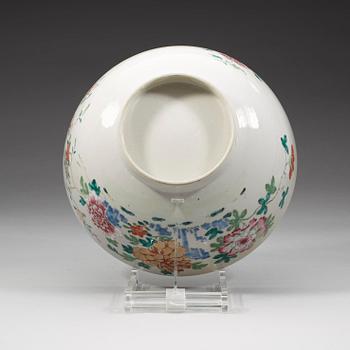 A famille rose bowl, Qing dynasty, Qianlong (1736-95).