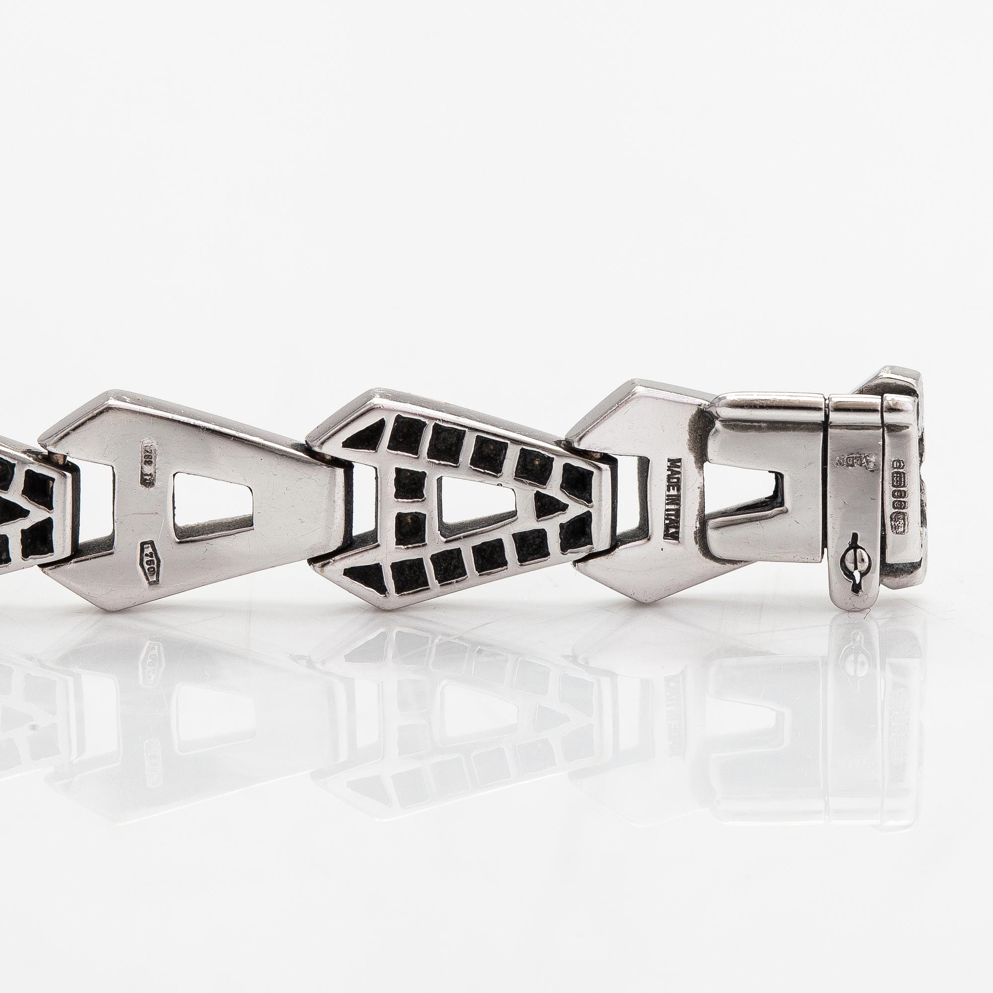 Asprey, An 18K white gold bracelet with diamonds ca. 2.00 ct in total.