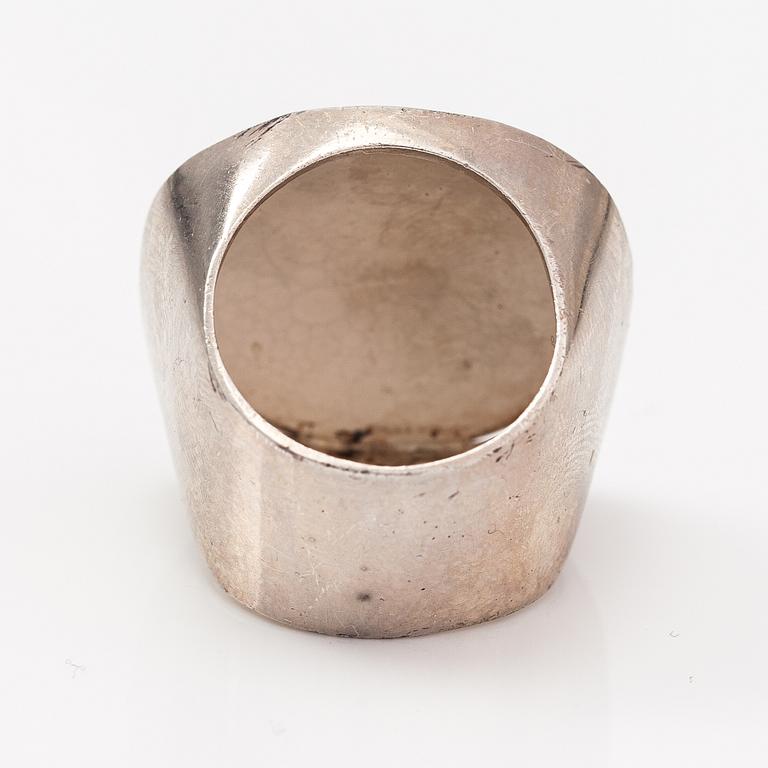 Pekka Piekäinen, A sterling silver ring. Auran Kultaseppä, Turku 1971.