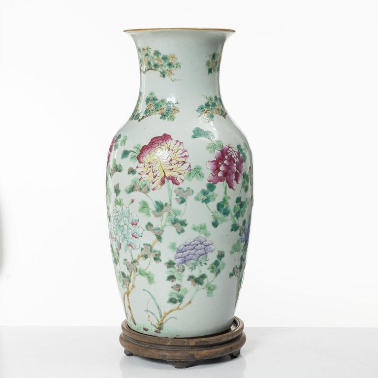 A Chinese famille rose porcelain 'phoenix' vase, late Qing dynasty / early 20th century.