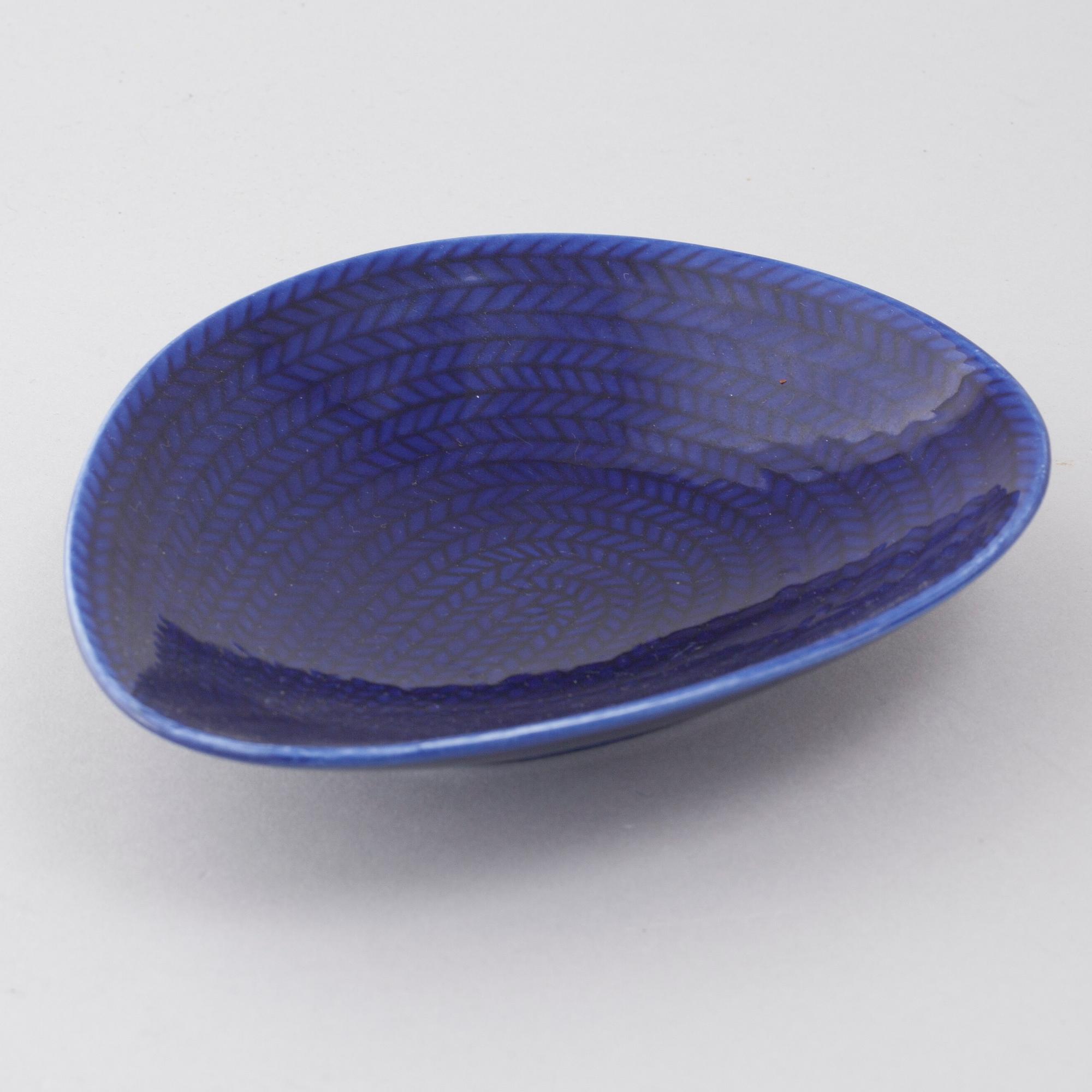 34 pieces of porcelain tableware by Hertha Bengtson for Rörstrand, model "Blå eld", second half of the 20th century.