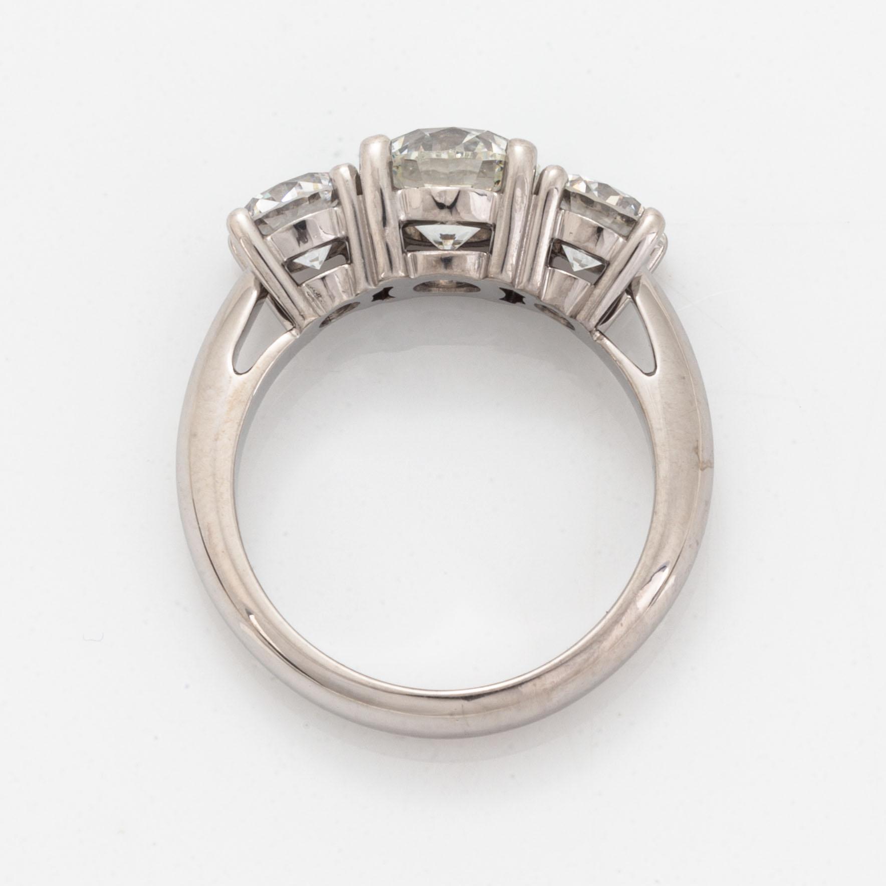 An 18K white gold ring set with round brilliant-cut diamonds.