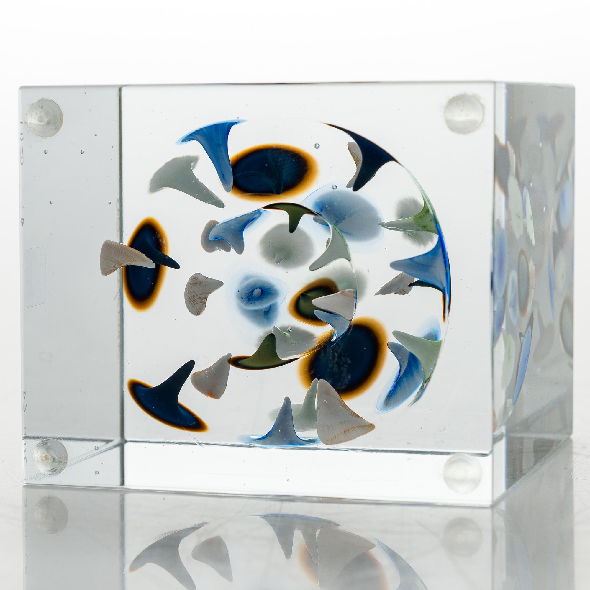OIVA TOIKKA, An annual glass cube, signed Oiva Toikka Nuutajärvi 2005 and numbered 374/2000.