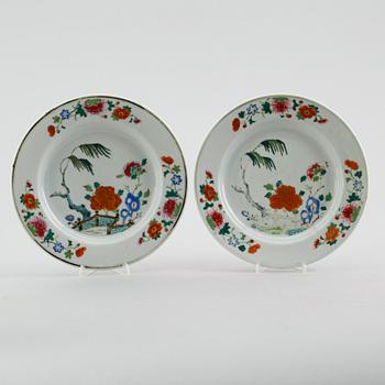 TALLRIKAR, 2 st, porslin, Kina, Qianlong 1736-1795.