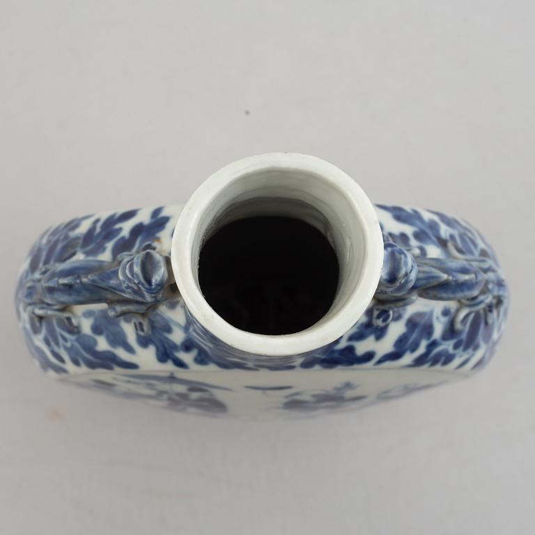 A Chinese blue and white porcelain moonflask, Qing dynasty, 19th century.