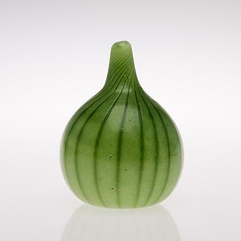 A glass sculpture by Oiva Toikka. Onion. Signed Oiva Toikka, Nuutajärvi Notsjö, 237/1000. Designed in 1991.