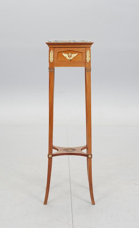 PIEDESTAL, empirestil. 1900-talets första hälft.