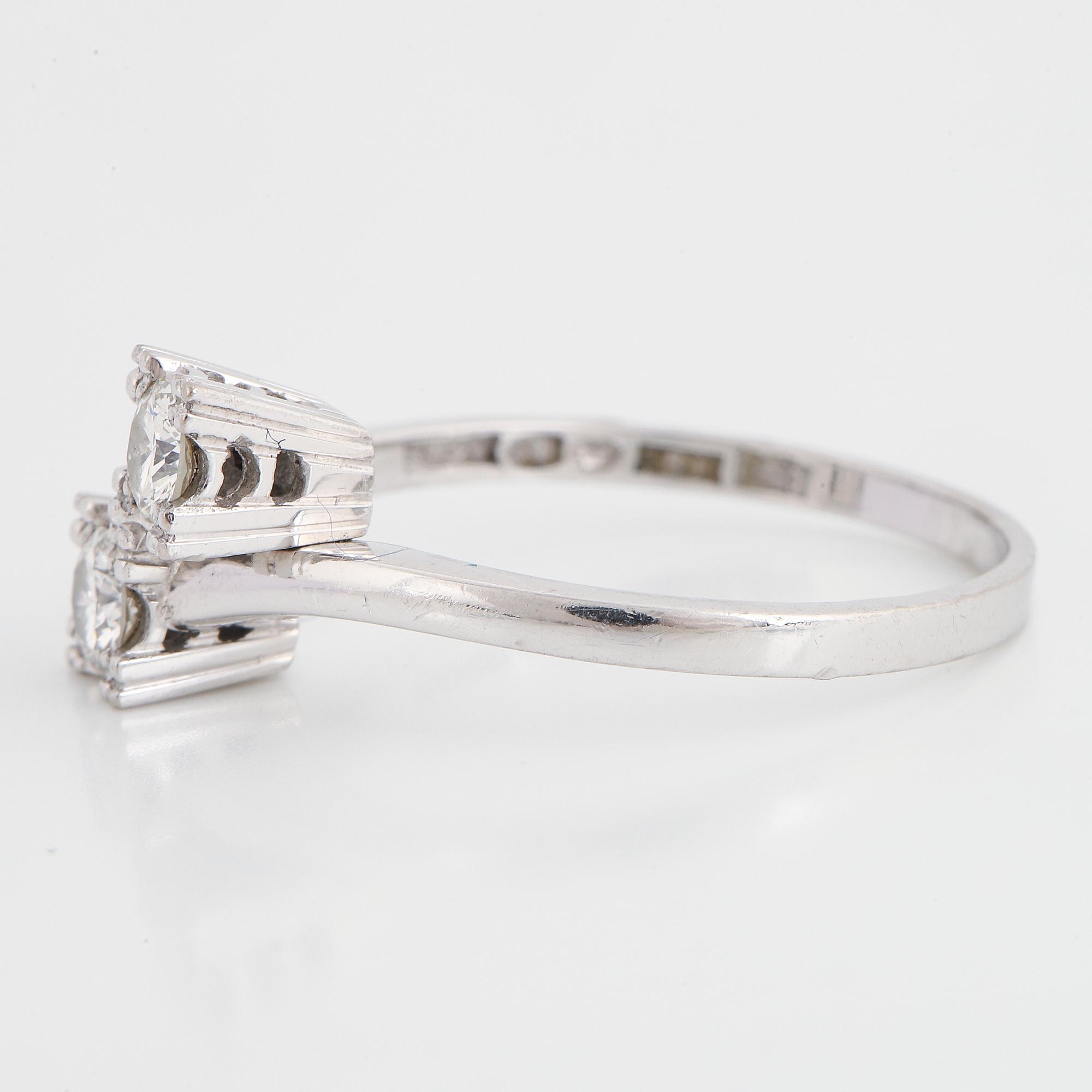 An 18K white gold ring set with round brilliant-cut diamonds.