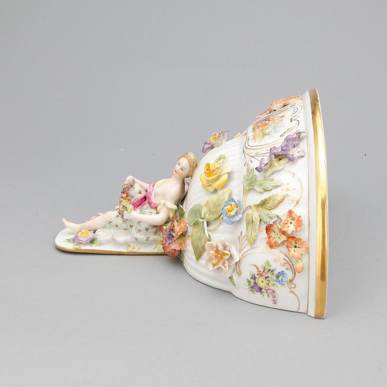 VÄGGKONSOL, porslin, Wien, 1900-tal, märkt baktill.