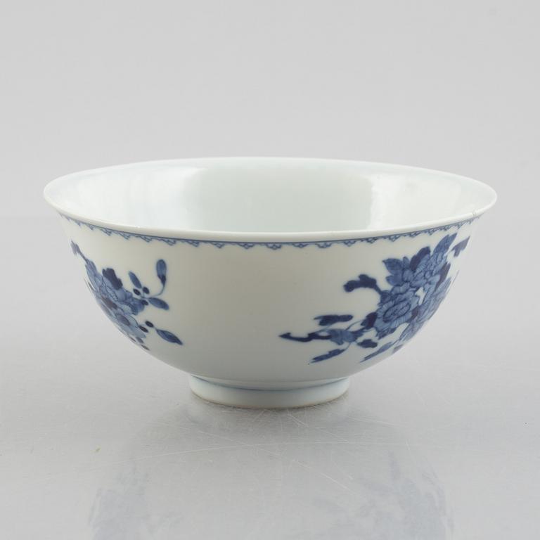 A group of three Chinese blue and white porcelain bowls, late Qing dynasty / early 20th century.