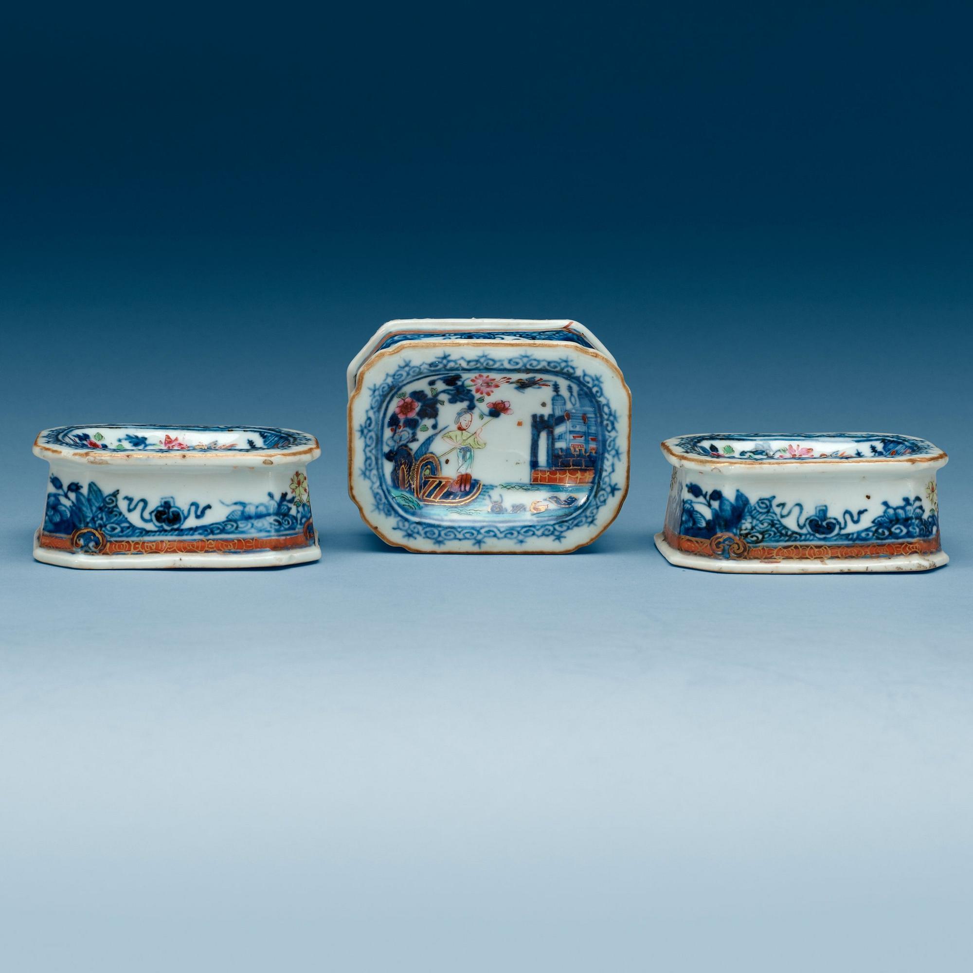 SALTKAR, tre stycken, kompaniporslin. Qing dynastin, Qianlong (1736-95).