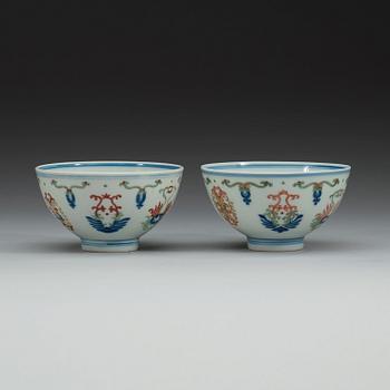 SKÅLAR, två stycken, porslin. Qing dynastin, med Yongzhengs sex karaktäreras märke respektive Daoguangs sigillmärke.