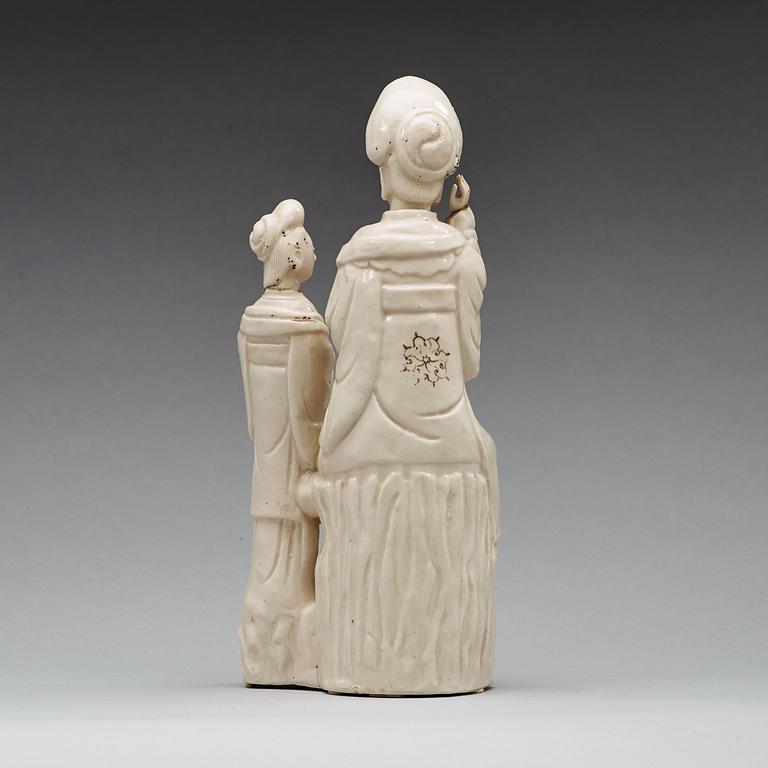 A blanc de chine figurine of a court lady and her attendant with a mirror, Qing dynasty, Kangxi (1662-1722).