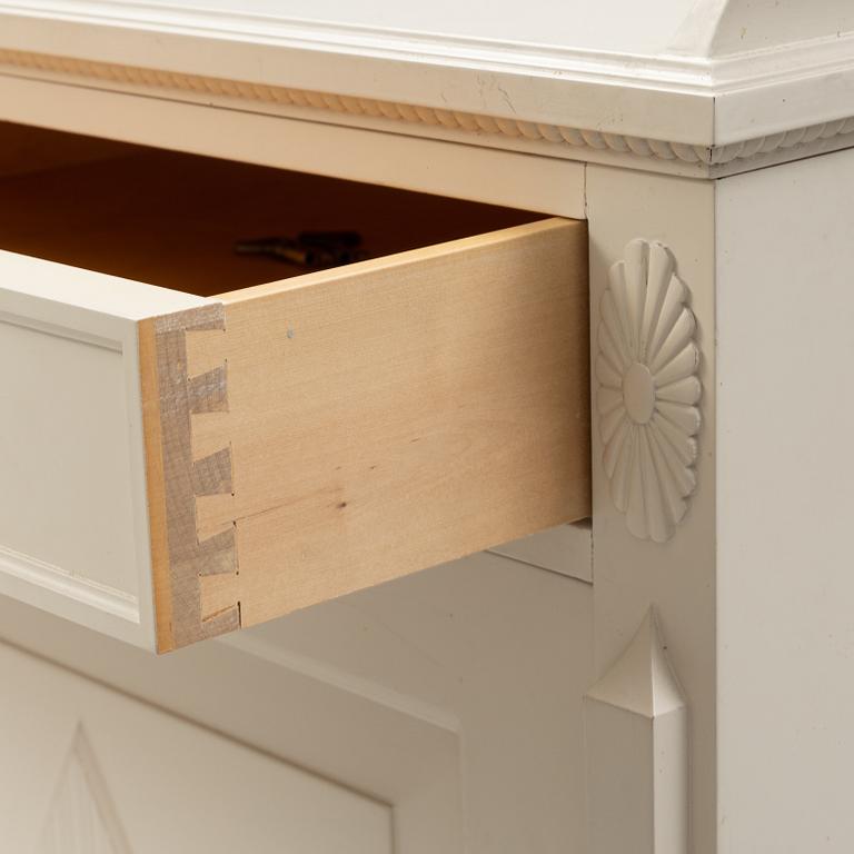Sideboard, gustaviansk stil, 1900-talets andra hälft.