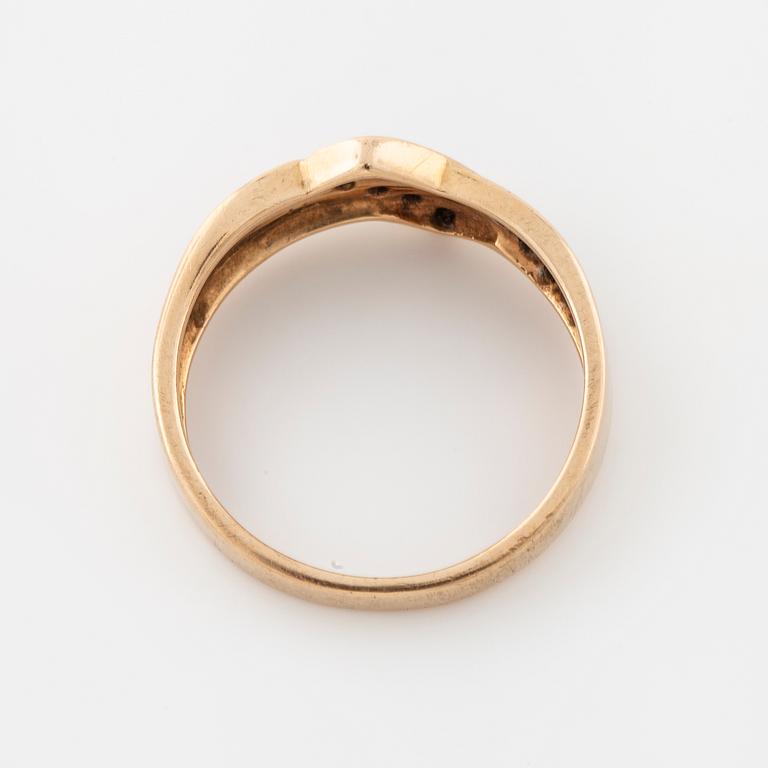 A single cut diamond ring.