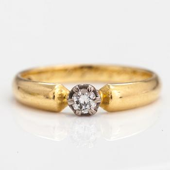 An 18K gold ring with a ca. 0.10 ct diamond. Finland 2000.