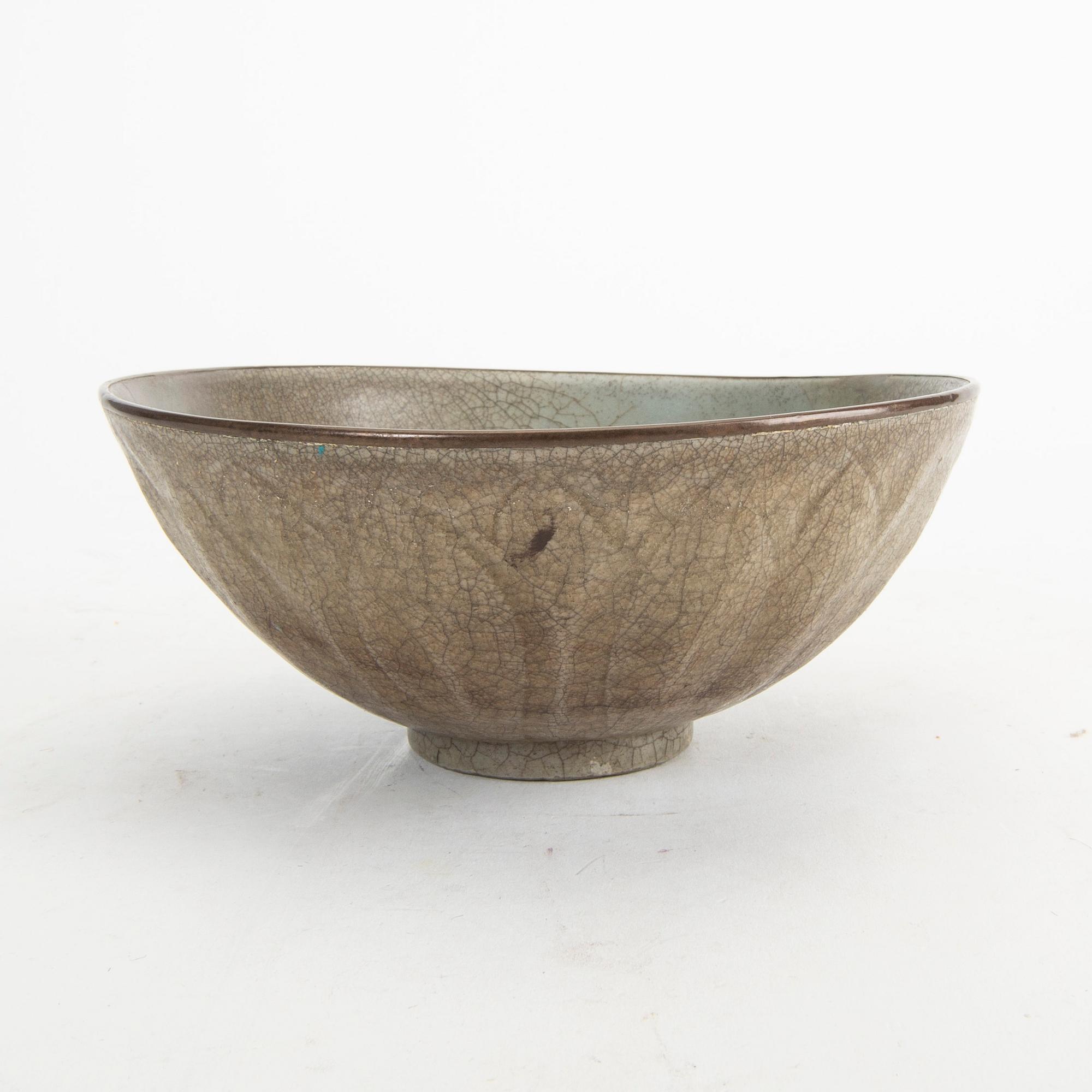 A celadon ge glazed bowl, Ming dynasty (1368-1643).