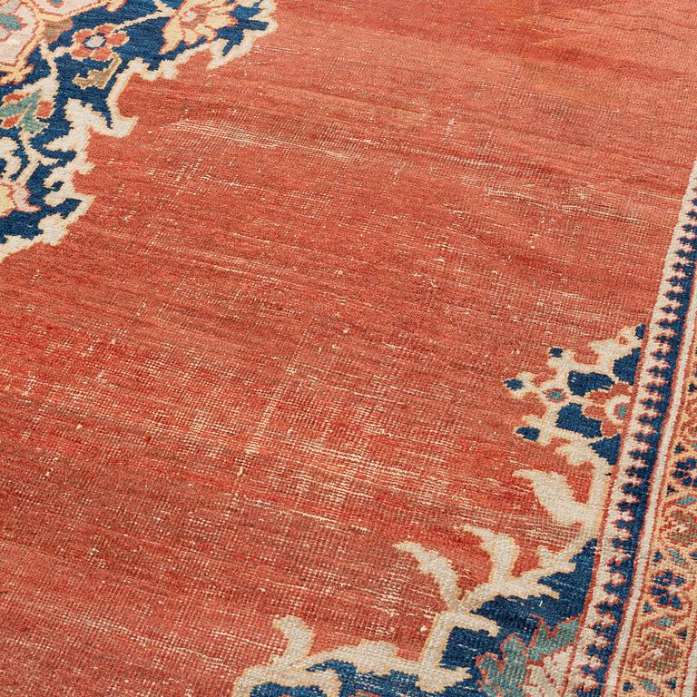 An antique Ziegler carpet, Sultanabad area, ca 418 x 330 cm.