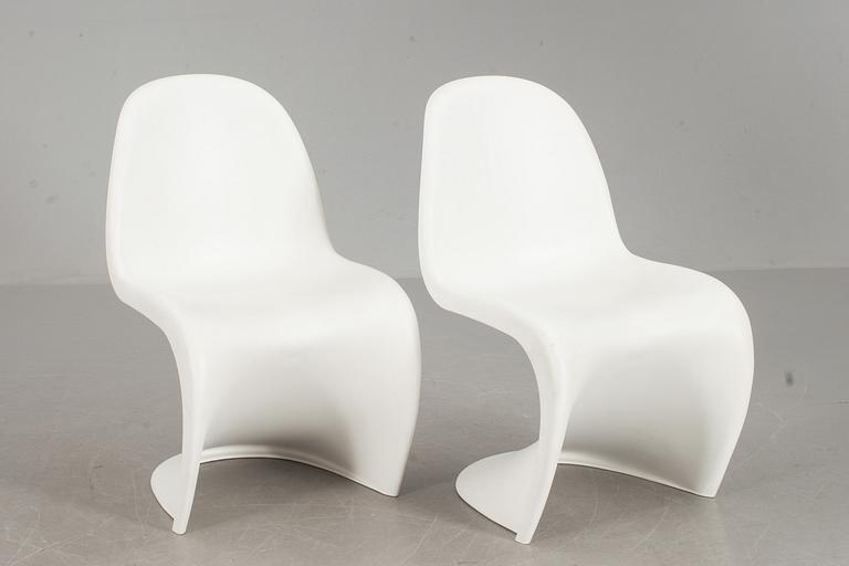 STOLAR, ett par, "Panton chair", Verner Panton för Vitra, formgivna 1960.