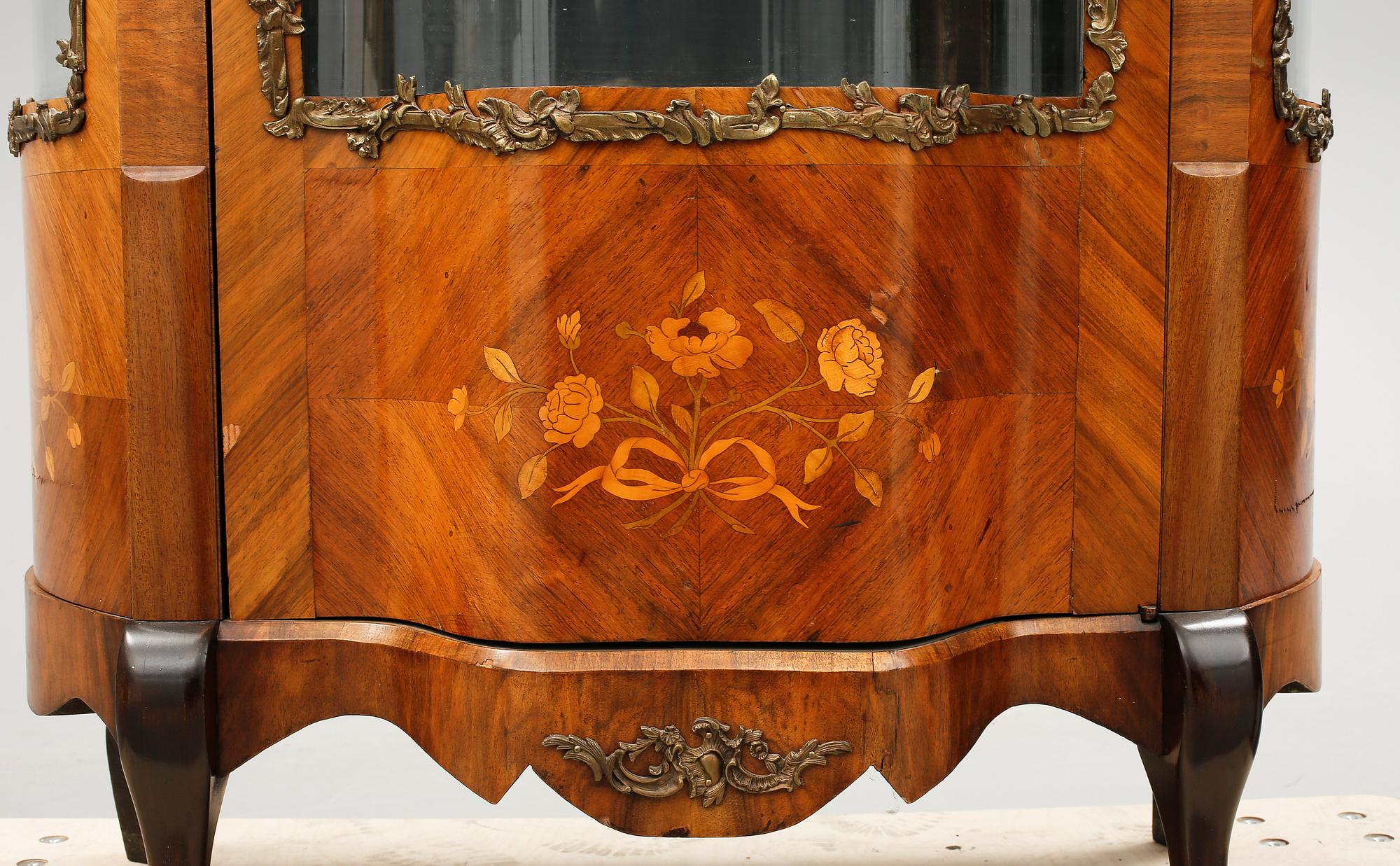 VITRINSKÅP, Louis XVI-stil, 1900-talets första hälft.