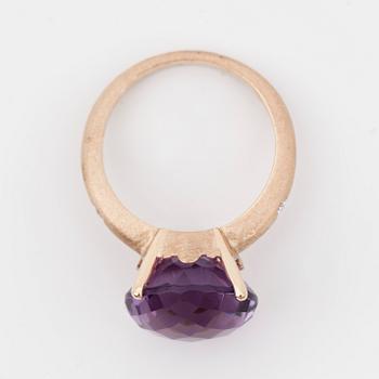 RING, 18k guld med checkerslipad ametist 8.87 ct samt 2 briljantslipade diamanter 0.04 ct. Vikt 5,9 g.