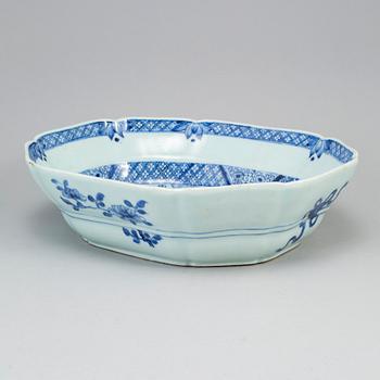 A blue and white dish, Qing dynasty, Qianlong (1736-95).