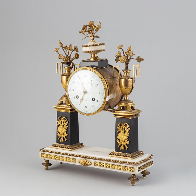 Bordspendyl, patinerad och förgylld brons. Märkt J H Gay, bor:ger a Roy, à Turin, Louis XVI-stil.