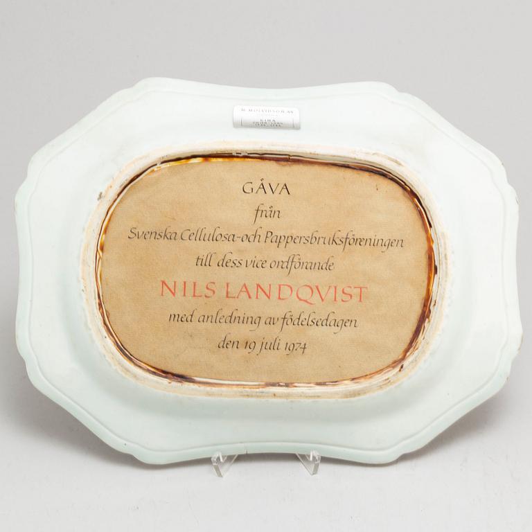 A famille rose and blue and white serving dish, Qing dynasty, Qianlong (1736-95).