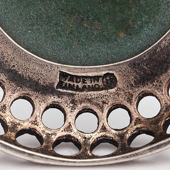 Halsband, modell 1621, sterlingsilver, epidot. Kalevala koru, Helsingfors 1994.