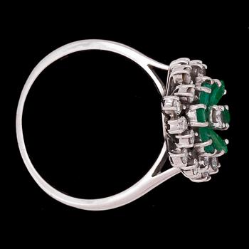 An emerald and brilliant cut diamond ring, tot. app. 0.70 cts.