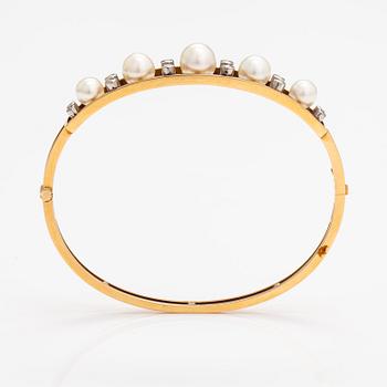 A Tillander, An 18K gold bracelet with cultured pearls and diamonds ca. 0.46 ct in total. Helsinki 1962.