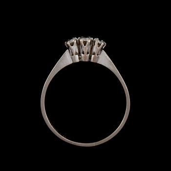 RING, 18K med 3 briljantslipade diamanter, totalt 0.33 ct, M Back, Stockholm, 1970. Vikt 3 g.