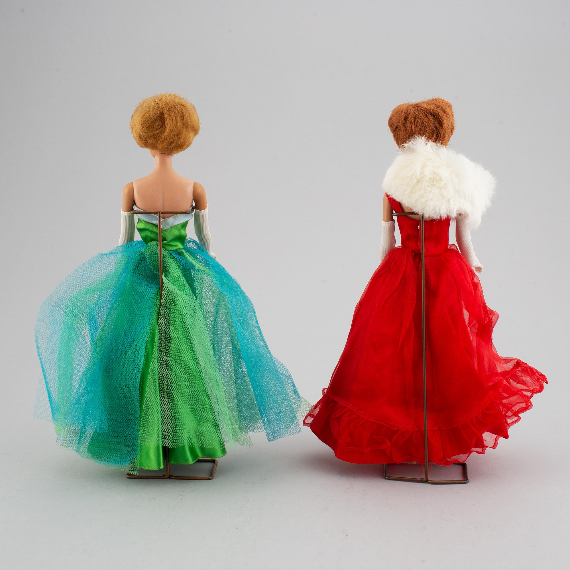 A collection of two Mattel 1960's Barbiedolls with accessories.