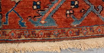 Matto, antique Heriz, ca 334 x 271-276 cm ( ca 1-4 cm flat weave at the ends).