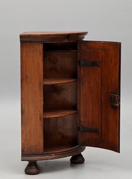 HÖRNSKÅP, allmoge, 1800-tal.