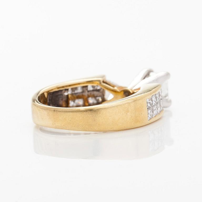 Sormus, 18K kultaa jossa princess- sekä kolmionmuotoon hiottuja timantteja.